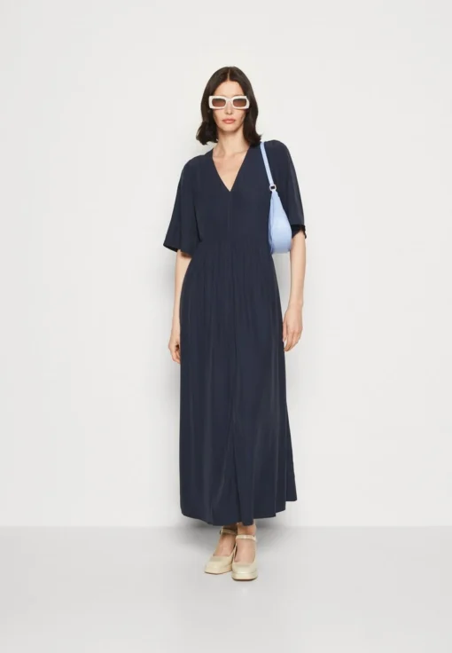 Marc O'Polo DRESS FEMININE SHAPE V NECK WING SLEEVES - Maxikleid - Deep Blue Sea -Bekleidungsgeschäft 1db5cbf89e26445281de616eb833ab55