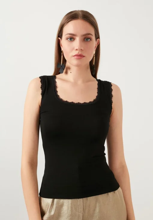 LELA SQUARE NECK LACE DETAILED ATHLETE - Top - Black -Bekleidungsgeschäft 9419b9799d704da9b715bd0fd3ac7d76